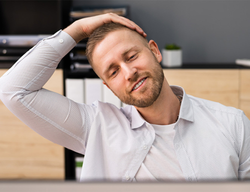 Rückenschmerzen durch Büroarbeit? Diese 5 Übungen helfen!