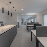 Helle Büroflächen mit ergonomischen Arbeitsplätzen, viel Tageslicht und stilvoller Raumgestaltung.