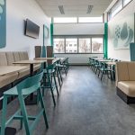 Helle, moderne Büroraumgestaltung mit flexiblem Sitzbereich und innovativem Design.