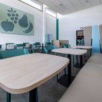 Barrierefreier, heller Raum mit flexiblen Sitzgelegenheiten und innovativen Raumteilern.