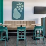 Barrierefreier Arbeitsbereich mit hochwertigen Sitzgelegenheiten und informellem Meeting-Bereich.