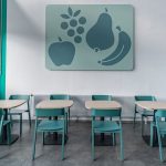 Helle, moderne Büroküche mit Sitzgelegenheit und frischer Atmosphäre, ideal für kreative Pausen.