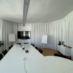 Moderner Seminarraum mit Living Office Design, flexible Arbeitsplätze und innovative Raumgestaltung in Wien.
