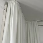 Moderne Bürogestaltung mit weißen Vorhängen.
