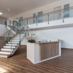 Moderne Arbeitsplatzgestaltung mit hochwertigem Design und klaren Linien in einem lichtdurchfluteten Büro.