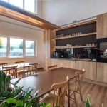 Helles, modernes Büro mit naturnahen Design-Elementen und warmem Holzinterieur. Perfekt für produktives Arbeiten.