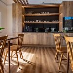 Helle, stilvolle Büroeinrichtung mit Holzdesign und flexibler Raumgestaltung für produktives Arbeiten.