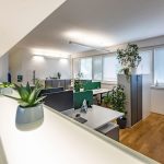 Helles, modernes Büro mit Pflanzen und ergonomischen Arbeitsplätzen, optimiert für produktives Arbeiten und Wohlfühlen.