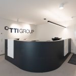 Helle, minimalistische Büro- und Empfangsbereich mit TT Group Branding, ideal für Business Branding.