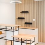 Moderner Arbeitsplatz mit stilvollem Design und funktionalen Möbeln.