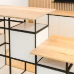 Hochwertiger Holz-Schreibtisch mit stilvollem Design, perfekt für modernes Büro.