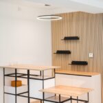 Helle, minimalistische Büromöbel mit Holz und Schwarz, innovatives Arbeitsplatzkonzept.