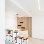 Helles, minimalistisches Office mit praktischem Möbelsetup und stylishen Wandgestaltungen.