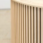Helle, moderne Holzgestaltung für Arbeitsplätze und Empfangstheken.