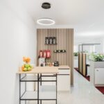 Helle, elegante Büro-Küche mit stilvollem Design und praktischer Organisation.