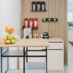 Moderne Bürogestaltung mit Kaffeestation und Snackbereich.