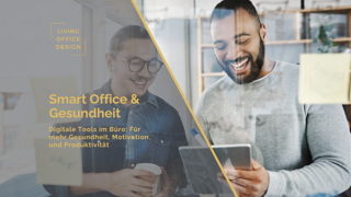 Zwei Männer nutzen digitale Tools zur Arbeitsorganisation