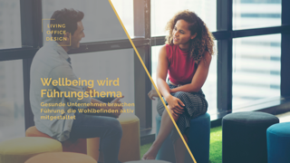 Kollegiales Gespräch auf Sitzhockern in entspannter Atmosphäre